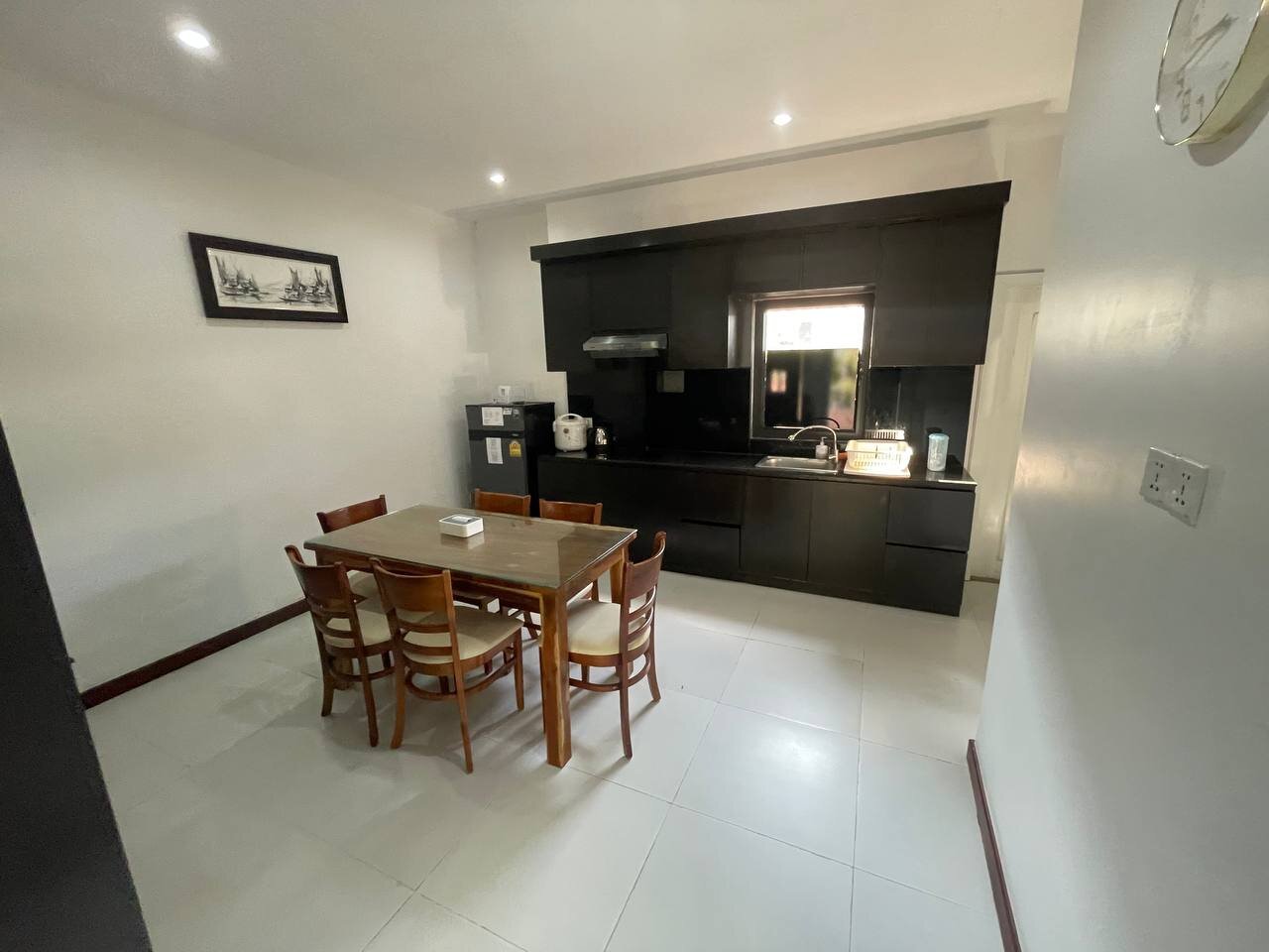 Dining table and kitchen in the Suite, Bungalow 1955