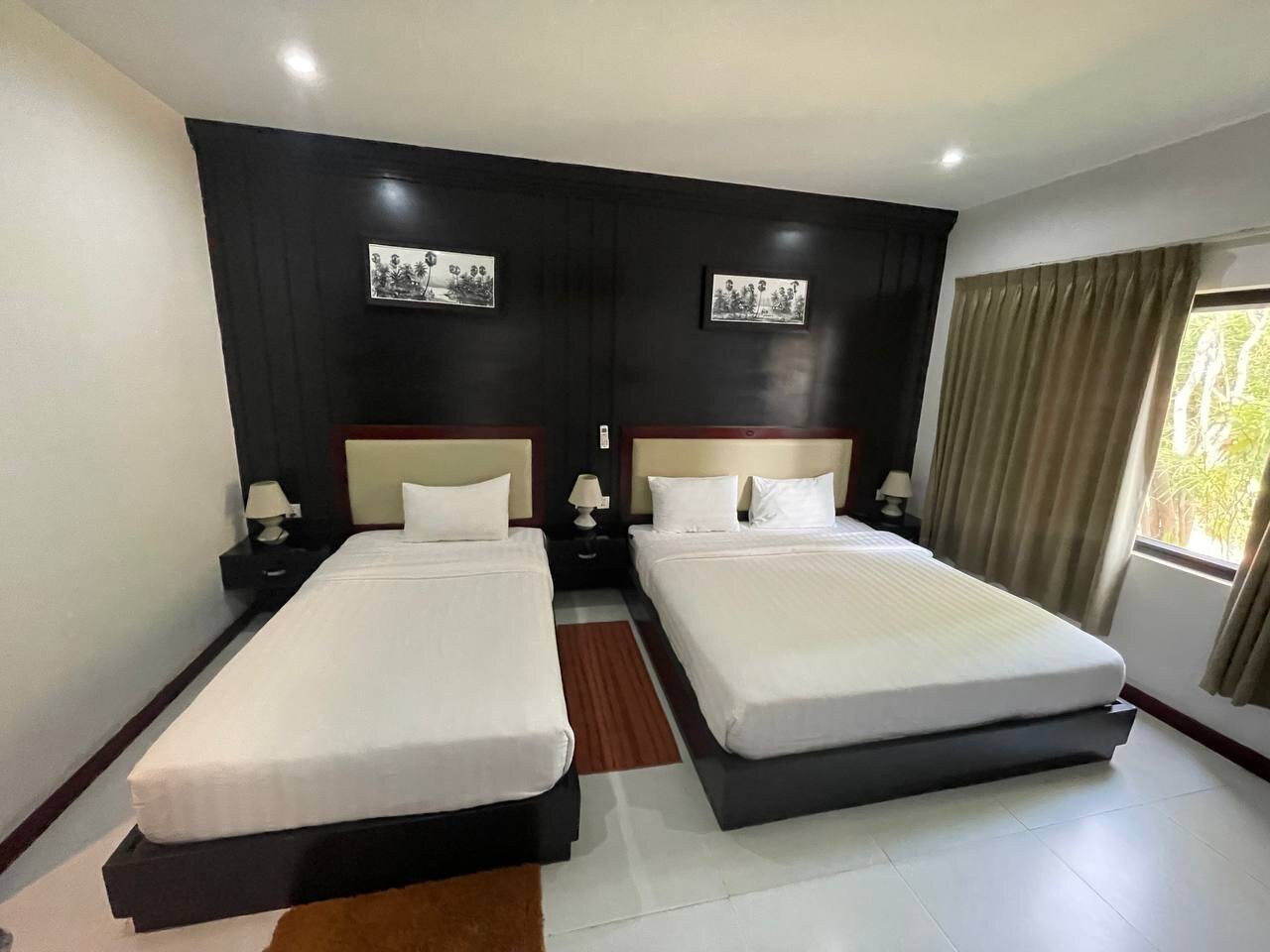 Family bedroom with twin and double beds in the Suite, Bungalow 1955